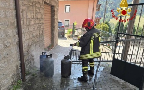 Vigili del Fuoco a Vezza d’Oglio: a fuoco una bombola di gas all’esterno di un appartamento