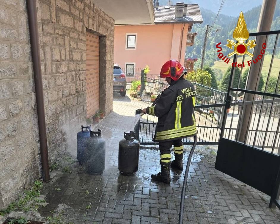 Vigili del Fuoco a Vezza d’Oglio: a fuoco una bombola di gas all’esterno di un appartamento
