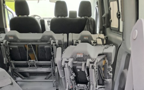 Vandali rubano e danneggiano il minibus dell’associazione per disabili