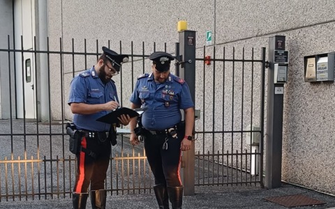 Aggredisce i colleghi con un taglierino: arrestato