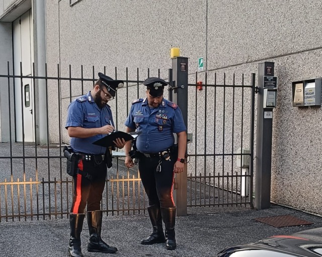 Aggredisce i colleghi con un taglierino: arrestato