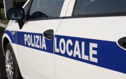 Travi di legno bruciate senza autorizzazione a Brescia: denunciato il capo cantiere