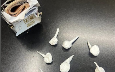 A35: viaggia a fari spenti e con la patente scaduta, a bordo trasportava droga