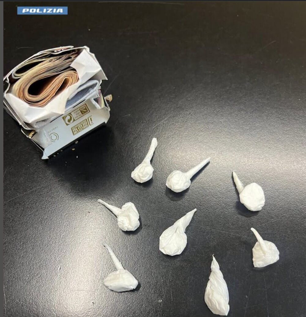 A35: viaggia a fari spenti e con la patente scaduta, a bordo trasportava droga