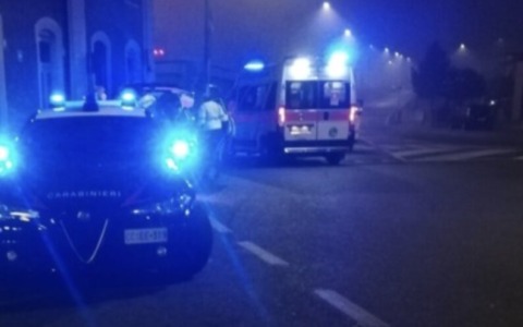 Al culmine della discussione nata in un bar gli tira uno schiaffo, cade e batte la testa