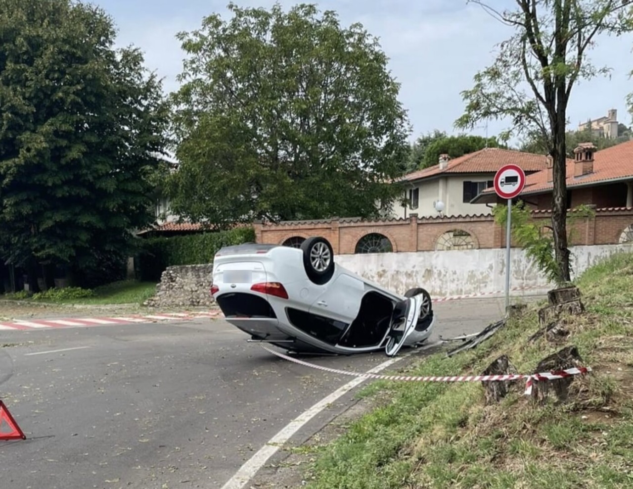 Auto finisce a ruote all’aria a Rovato