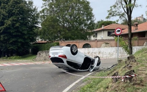 Auto finisce a ruote all’aria a Rovato