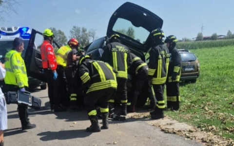Auto finisce fuori strada a Rovato