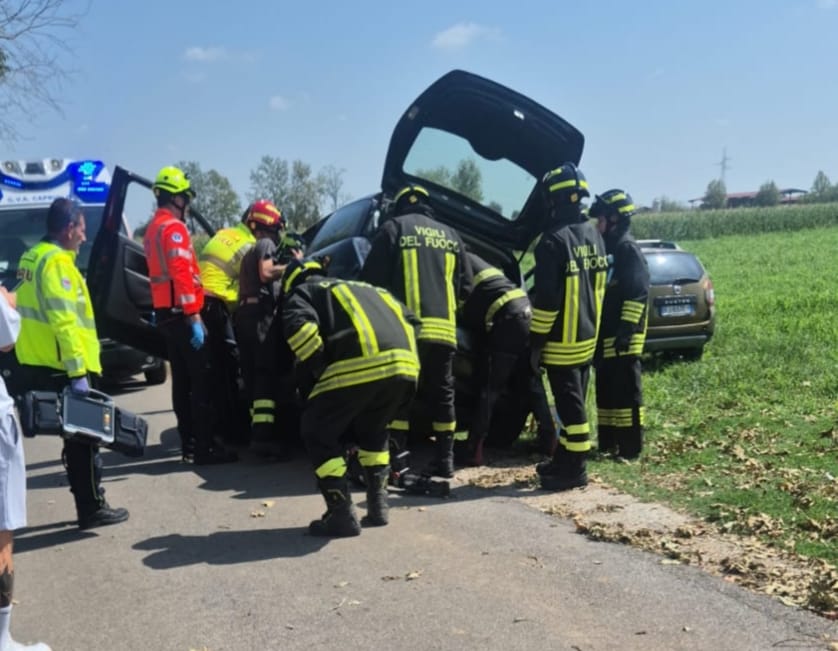 Auto finisce fuori strada a Rovato