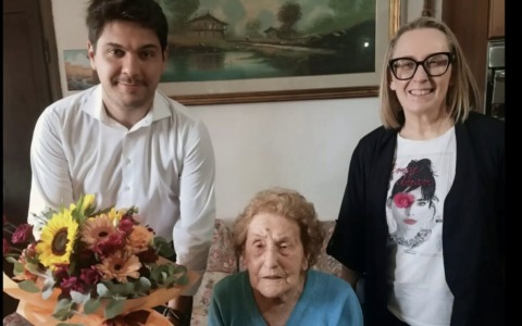 Compleanno speciale a Salò: la signora Rina spegne 100 candeline