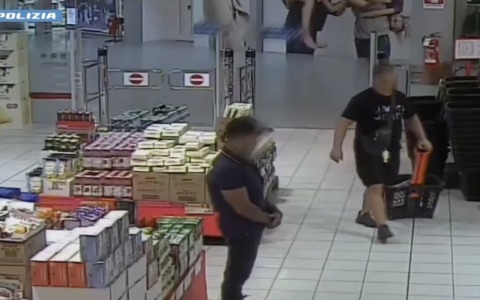 Copiavano dai bancomat americani i dati delle carte di credito, due arrestati a Roé Volciano