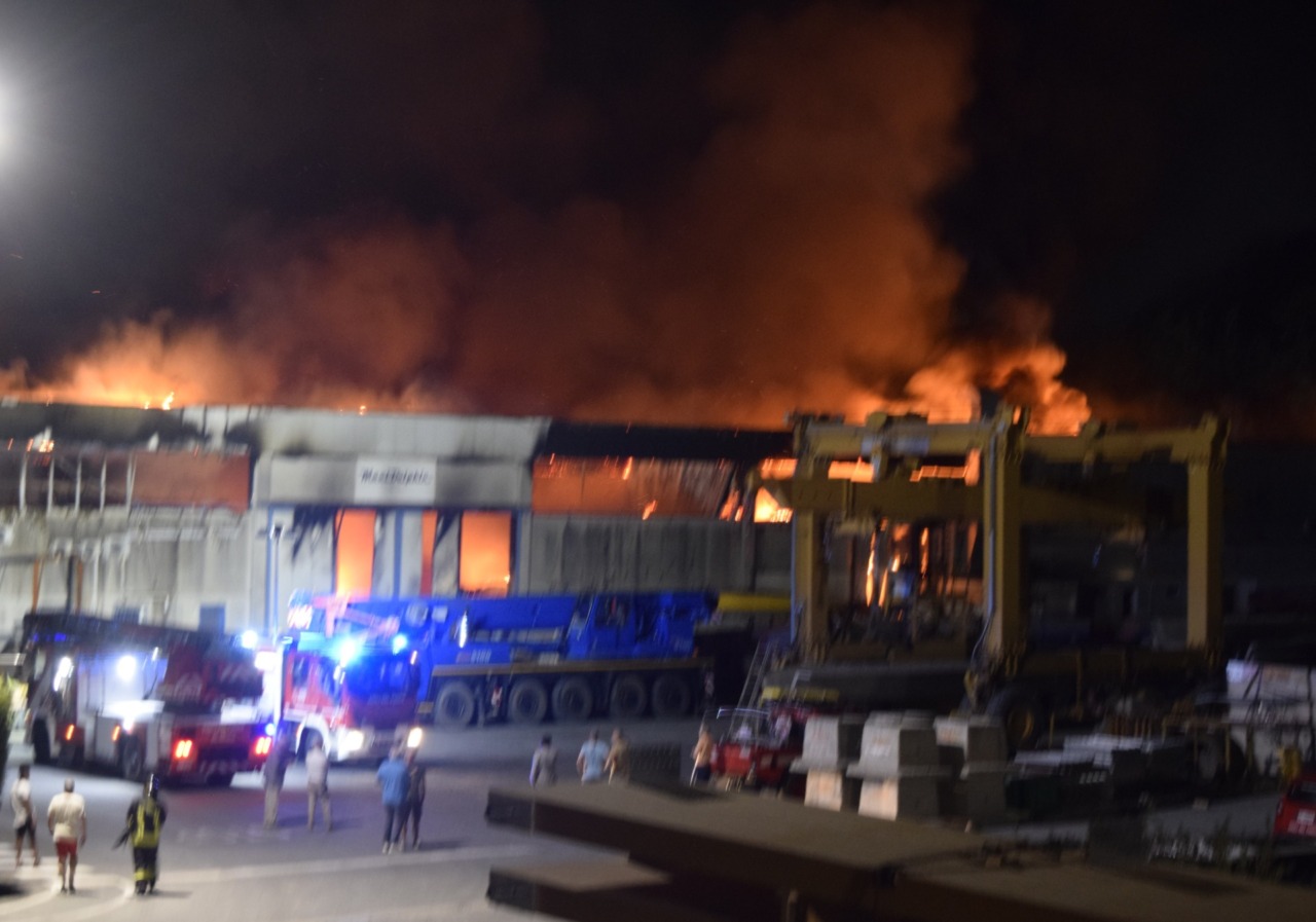 Devastante incendio alla Maxi Dolphin di Erbusco