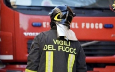 Divampano le fiamme in una ditta di vernici a Torbole Casaglia