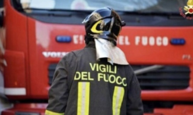 Divampano le fiamme in una ditta di vernici a Torbole Casaglia