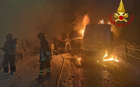 Due auto e un furgone a fuoco a Marone, danneggiate lievemente quelle parcheggiate accanto