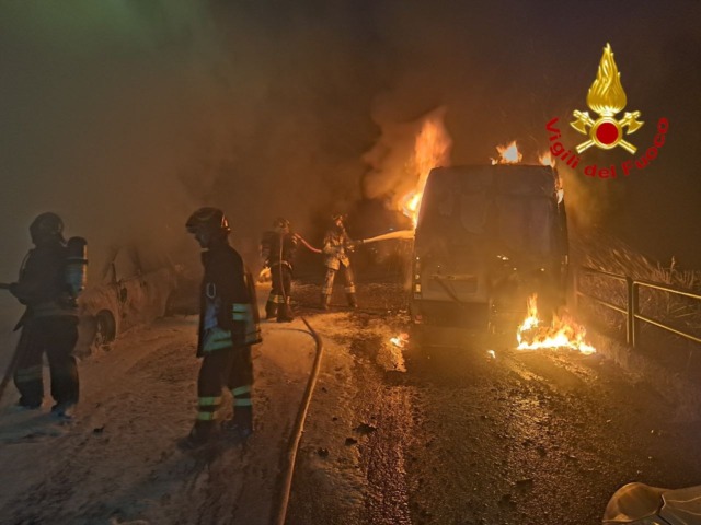 Due auto e un furgone a fuoco a Marone, danneggiate lievemente quelle parcheggiate accanto