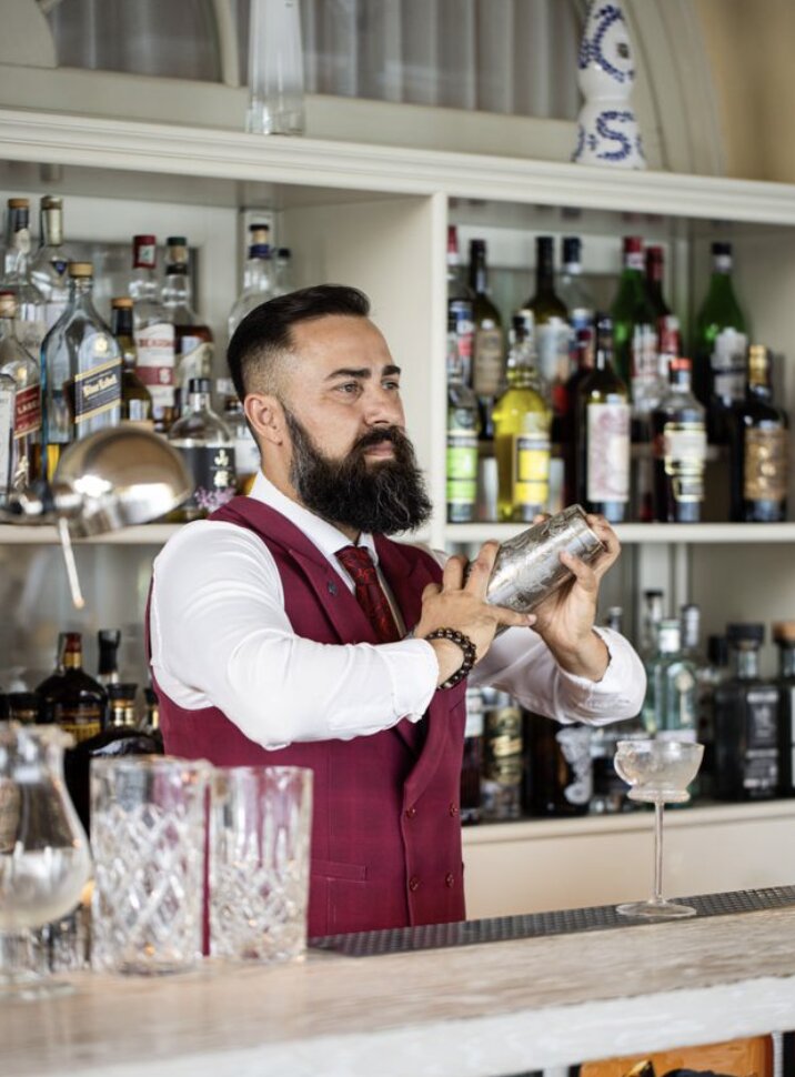 Ecco sette «Cocktail del Garda» secondo il barman Rama Radzepi del «Grand Hotel» di Fasano