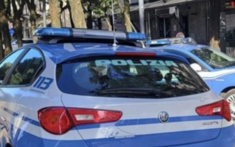 Partecipa ad una rissa in città ma doveva essere ai domiciliari, 19enne aggredisce gli agenti: arrestato