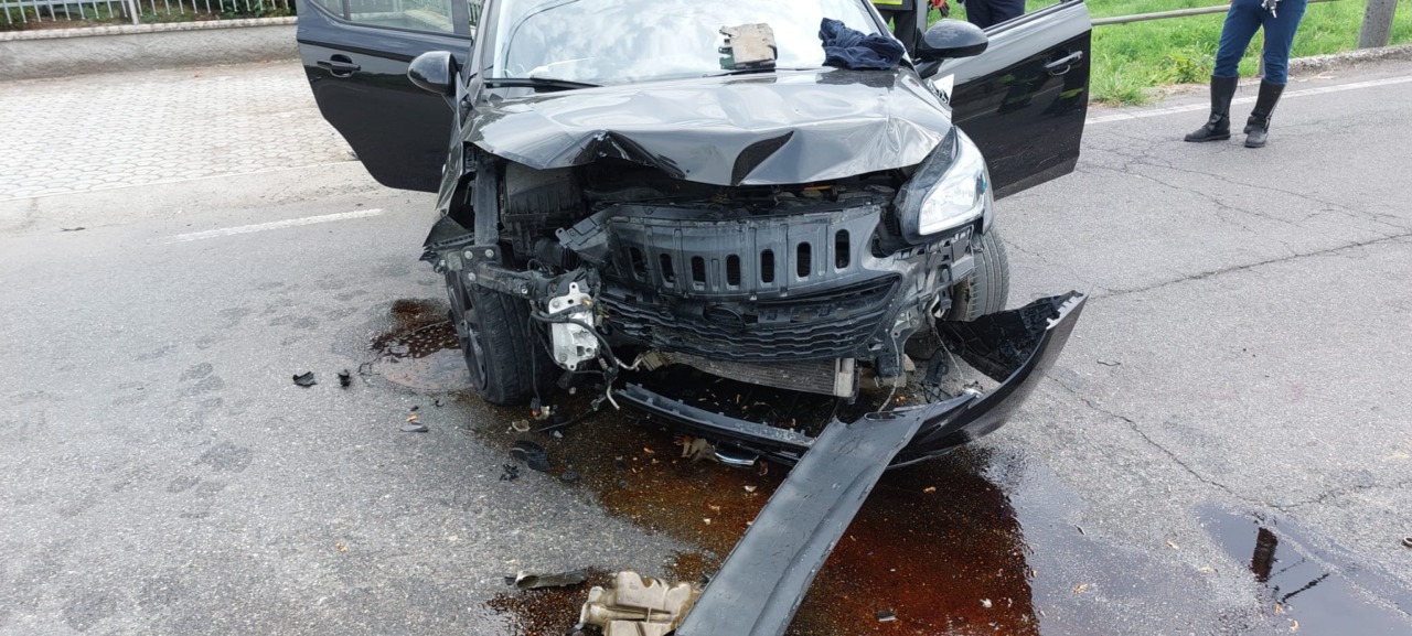 Finisce con l’auto contro la chiavica della roggia, veicolo distrutto