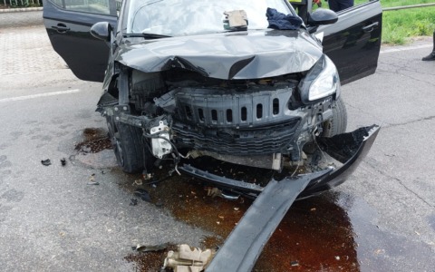 Finisce con l’auto contro la chiavica della roggia, veicolo distrutto