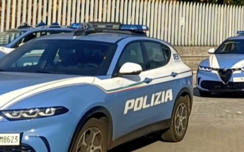 Gli sferra un pugno al petto e poi gli strappa la collanina d’oro: due arresti