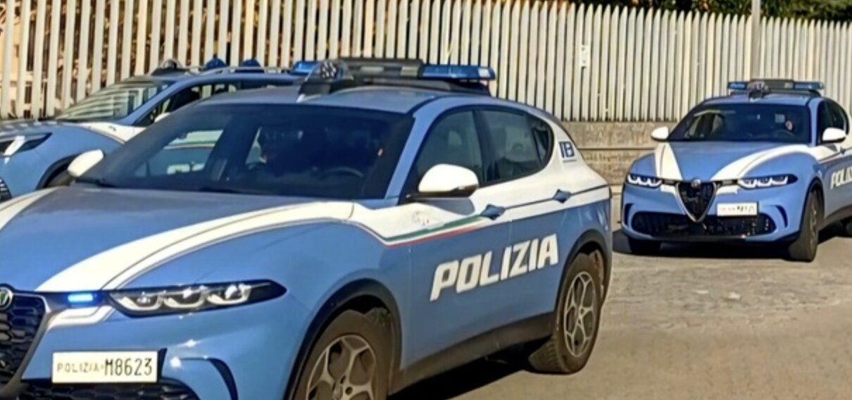 Gli sferra un pugno al petto e poi gli strappa la collanina d’oro: due arresti