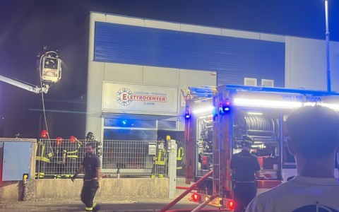 Cologne, incendio all’Elettrocenter di via Caduti: sul posto i vigili del fuoco