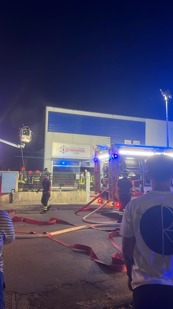 Cologne, incendio all’Elettrocenter di via Caduti: sul posto i vigili del fuoco