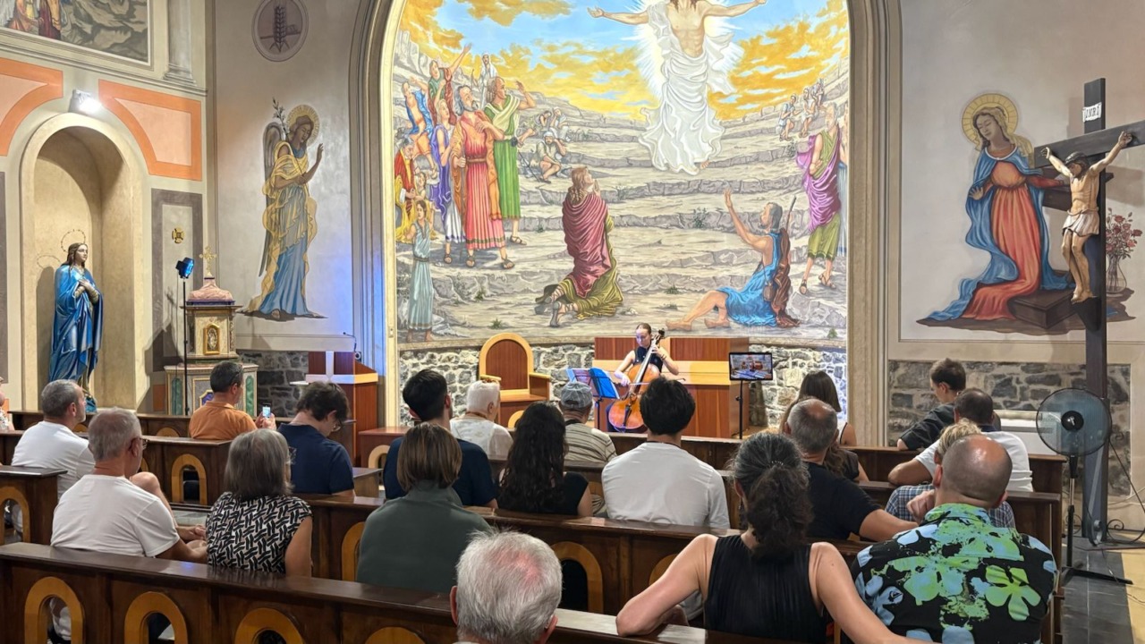 “Tra le corde”, a Clusane tutto esaurito per il recital di Nausicaa Bono