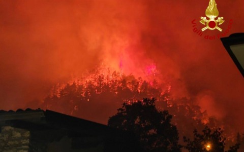 Incendio a Tignale, il bosco non è ancora al sicuro: focolai riaccesi e Canadair di nuovo in azione