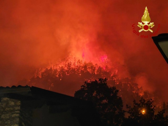Incendio a Tignale, il bosco non è ancora al sicuro: focolai riaccesi e Canadair di nuovo in azione