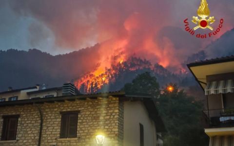 Incendio a Tignale: a fuoco 4.500 metri quadrati di bosco