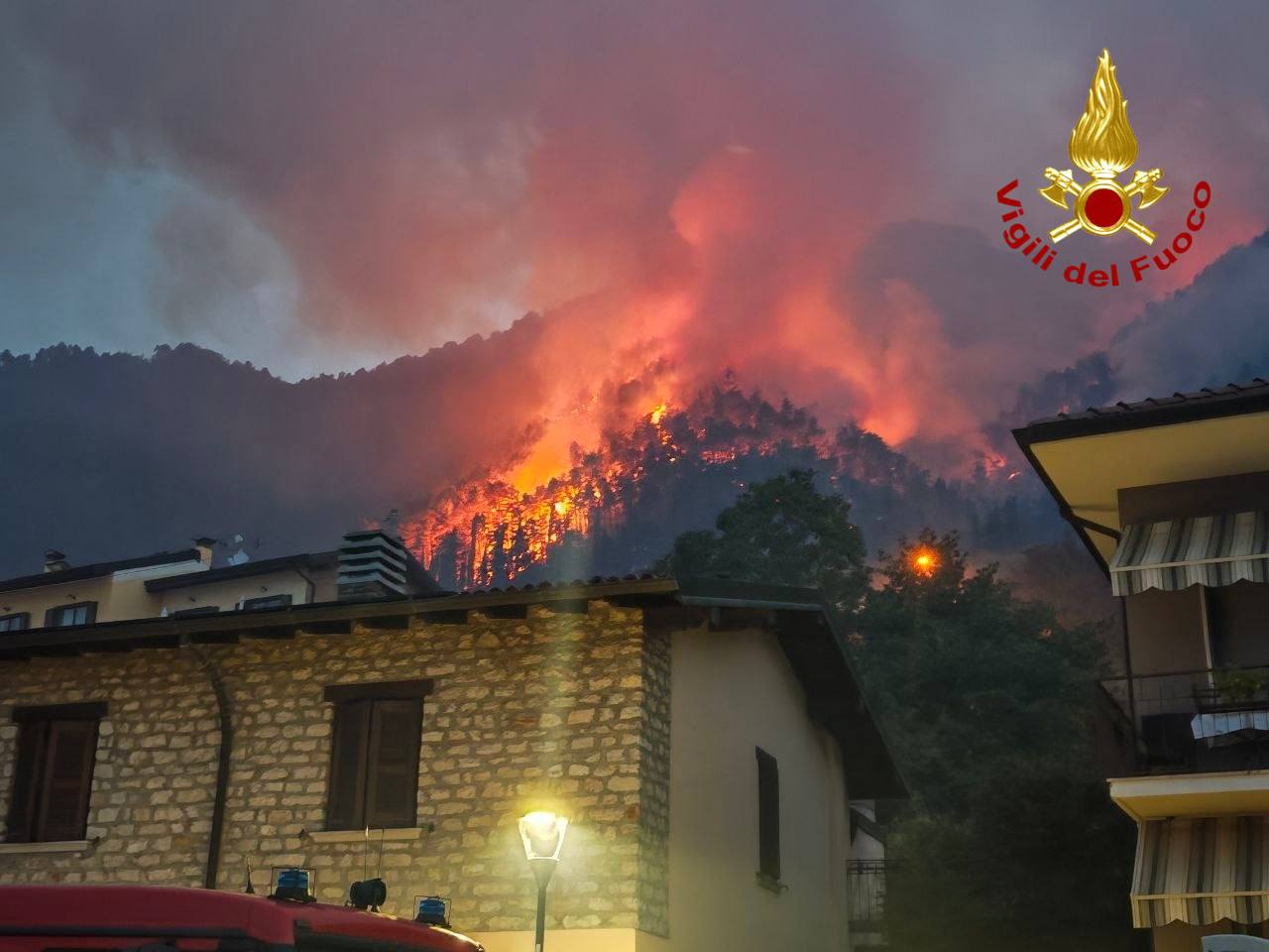 Incendio a Tignale: a fuoco 4.500 metri quadrati di bosco