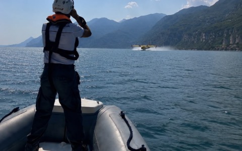 Incendio in Alto Garda: Guardia Costiera in prima linea per l’ammaraggio dei canader
