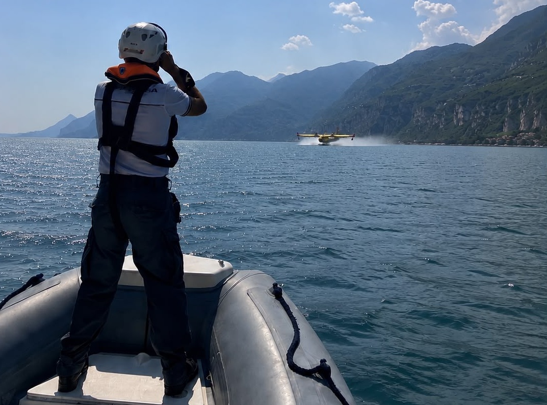 Incendio in Alto Garda: Guardia Costiera in prima linea per l’ammaraggio dei canader