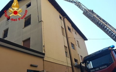 Iseo: a fuoco la canna fumaria della pizzeria, intervengono i Vigili del Fuoco