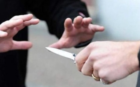 L’accesa discussione e poi spunta il coltello: paura in stazione a Brescia