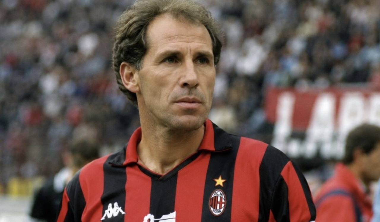 L’addio a Franco Baresi in Sant’Ambrogio a Milano: migliaia i presenti