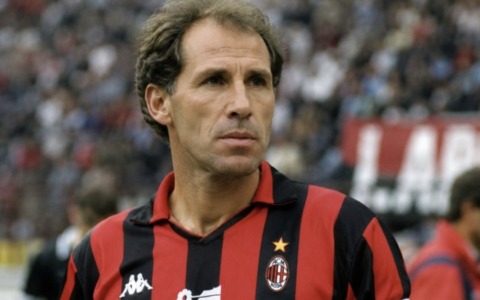 L’addio a Franco Baresi in Sant’Ambrogio a Milano: migliaia i presenti
