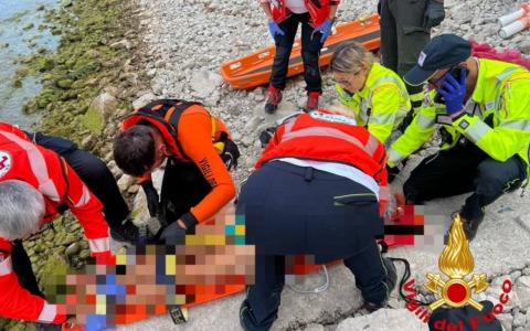 Lago d’Iseo: donna in difficoltà, viene portata a riva da altri bagnanti presenti sulla spiaggia