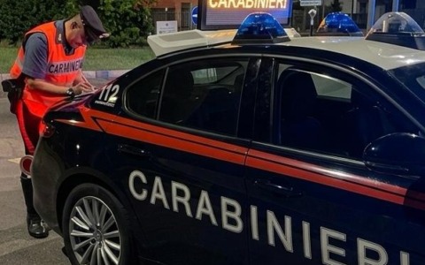 Lancia sassi contro l’abitazione della ex compagna e contro i carabinieri: 33enne in manette