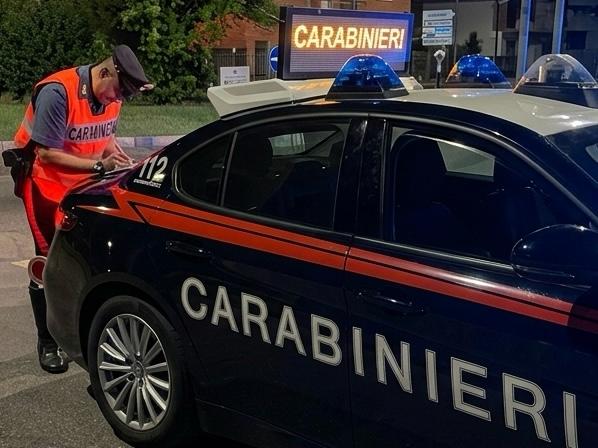 Lancia sassi contro l’abitazione della ex compagna e contro i carabinieri: 33enne in manette