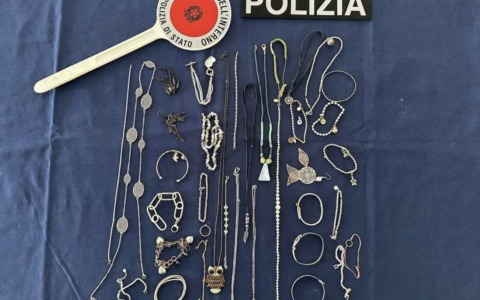 “L’auto di suo padre è stata usata per una rapina, raccolga l’oro che ha in casa”: scatta la truffa