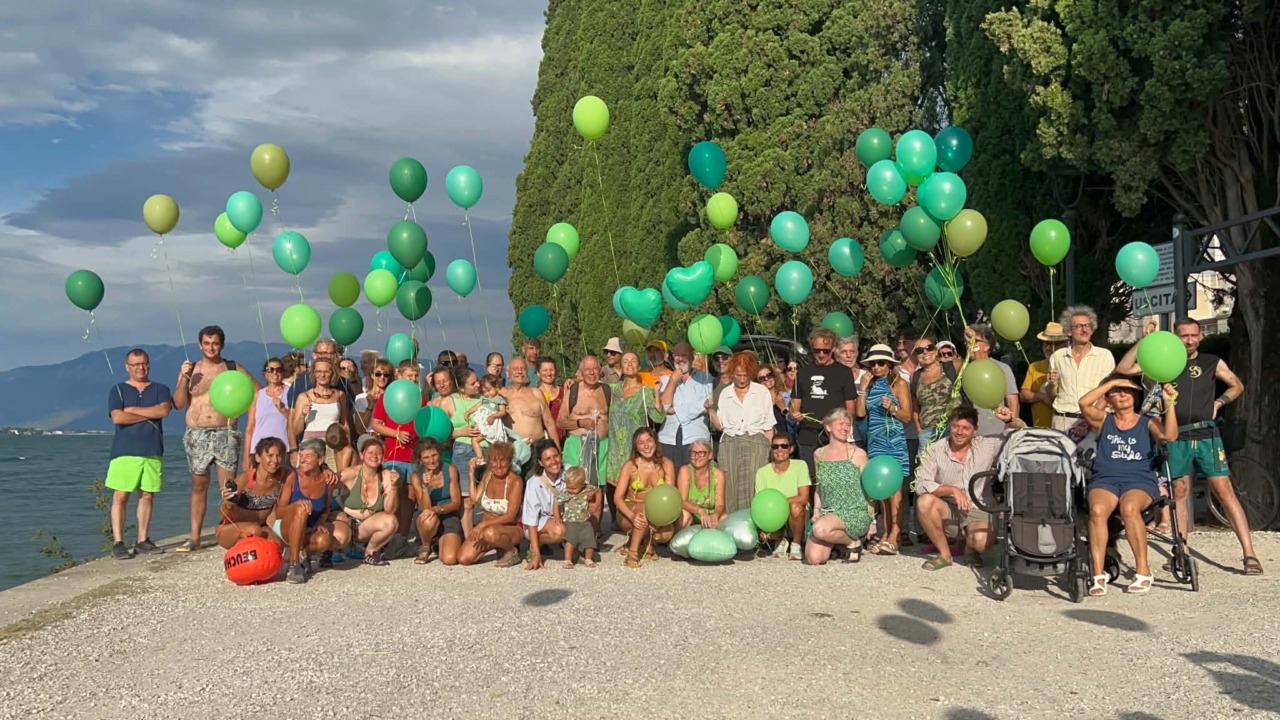 Memorial Pippa Bacca a Salò: il vento fa saltare la traversata a nuoto, al via il corteo a piedi