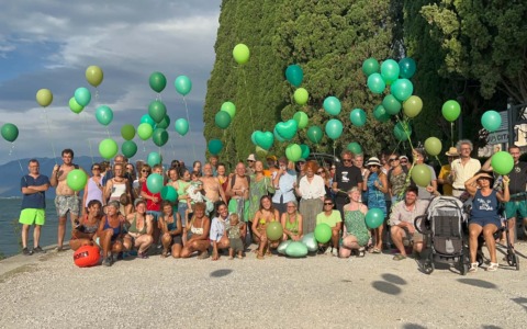 Memorial Pippa Bacca a Salò: il vento fa saltare la traversata a nuoto, al via il corteo a piedi
