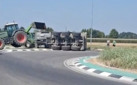 Mezzo pesante si ribalta tra Orzivecchi e Pompiano: traffico in tilt