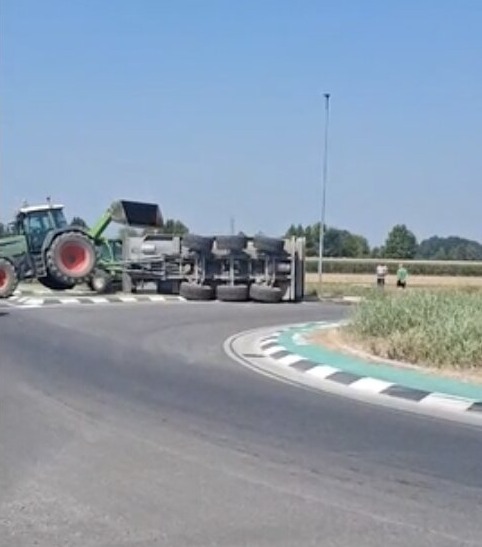 Mezzo pesante si ribalta tra Orzivecchi e Pompiano: traffico in tilt