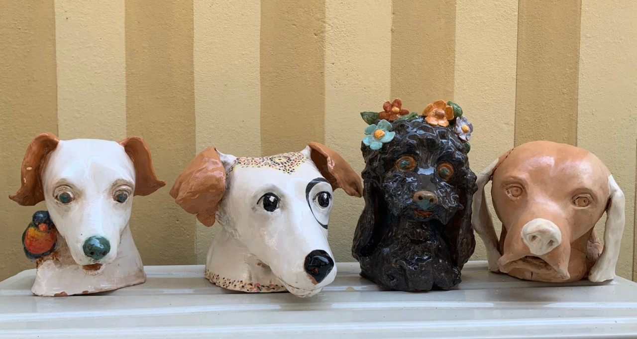 «Muri vivi»: cani in ceramica sulla facciata di casa a Salò