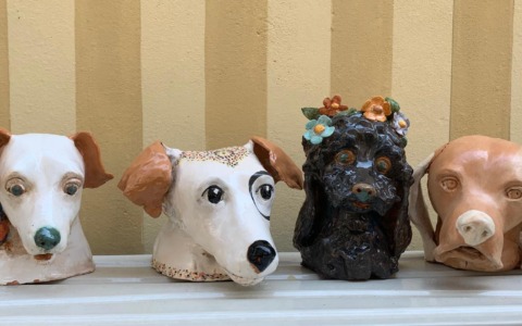 «Muri vivi»: cani in ceramica sulla facciata di casa a Salò