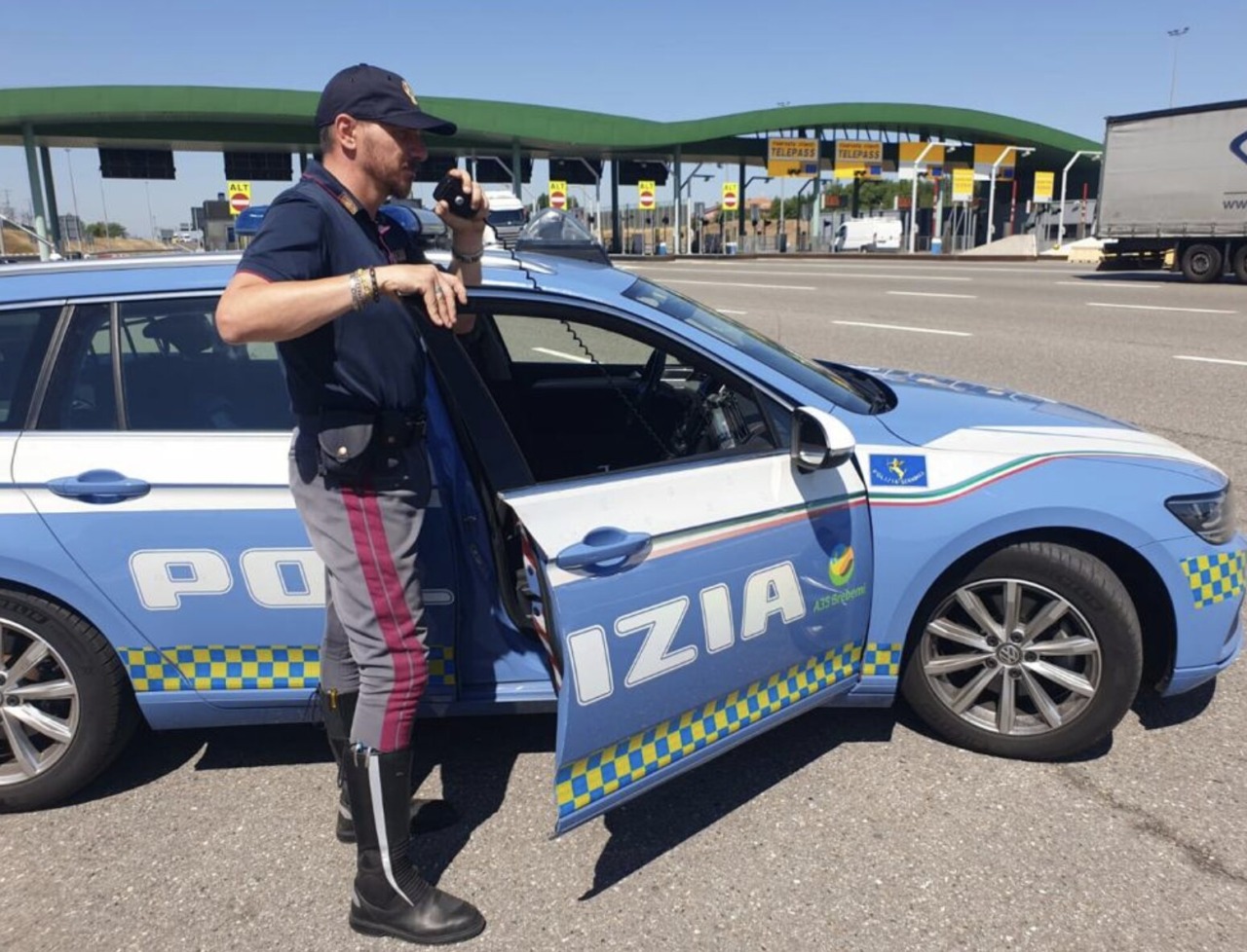 Sotto la ruota di scorta nasconde 119 grammi di droga, arrestato un 26enne